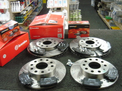 VW GOLF MK6 TSi 2.0GTTDI 140 BRAKE DISC DRILLED GROOVED MINTEX PADS FRONT REAR