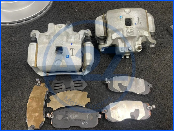 BRAND NEW GENUINE  NISSAN JUKE F15 2012-19 2 FRONT BRAKE PADS BRAKE CALIPERS CARRIER BRACKET+ SHIMS 280MM DISC