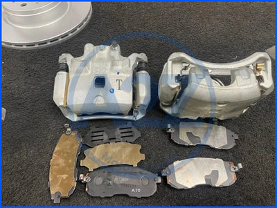 BRAND NEW GENUINE  NISSAN JUKE F15 2012-19 2 FRONT BRAKE PADS BRAKE CALIPERS CARRIER BRACKET+ SHIMS 280MM DISC