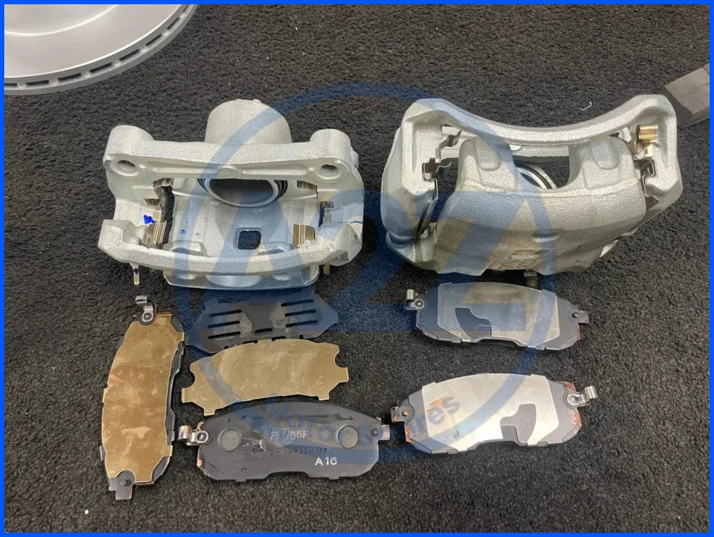 BRAND NEW GENUINE NISSAN JUKE TEKNA DiG-T DF15 2008-19 2 FRONT BRAKE CALIPER PADS CARRIER BRACKET 296mm