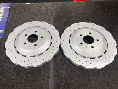 FOR AUDI RS6 AVANT QUATTRO 2013-2018 REAR WAVEY DRILLED BRAKE DISC + BRAKE PADS